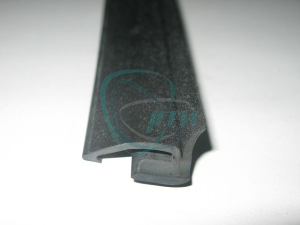 Уплотнитель стекла двери (зад.) наруж. 2111 правый БРТ