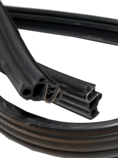 Уплотнитель проема двери Г-ль водител. /4 м/ Уралэластотехника